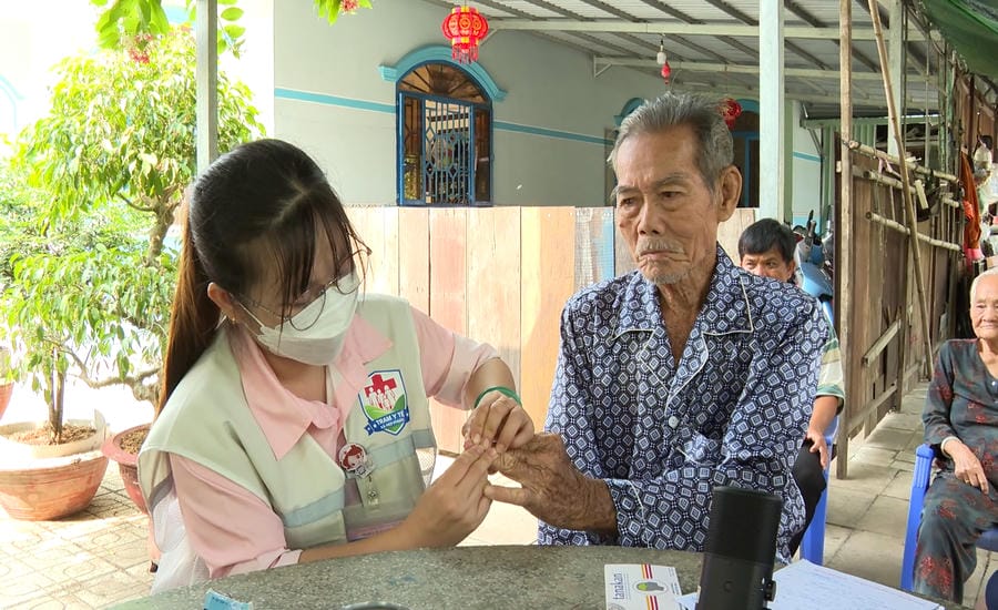 Many elderly people who cannot walk will be examined at home. Photo: Nguyen Ly