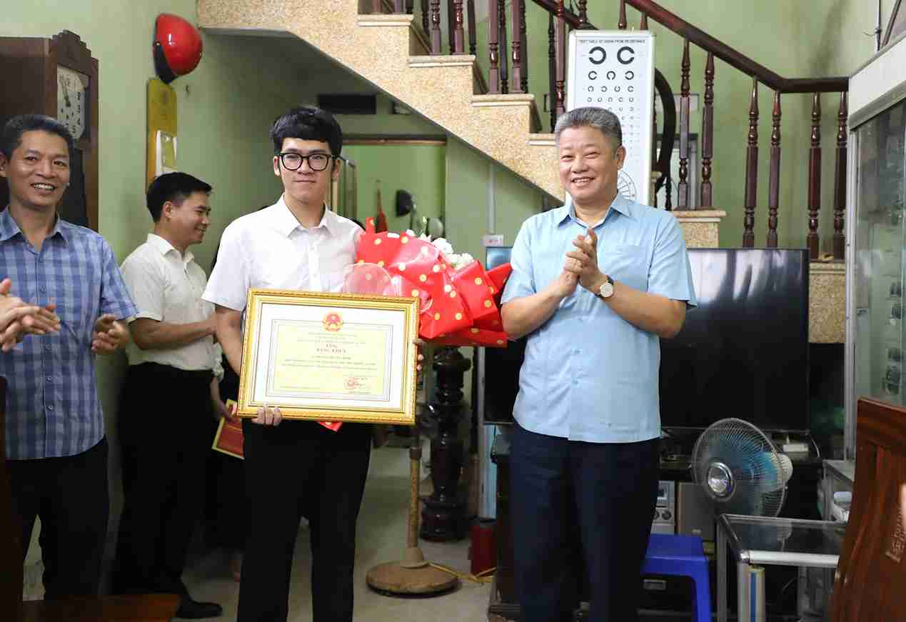 Leaders of Hung Yen province congratulate Hoang Quang Minh, the national valedictorian of the A01 combination of the 2026 high school graduation exam. Photo: Xa An Thi