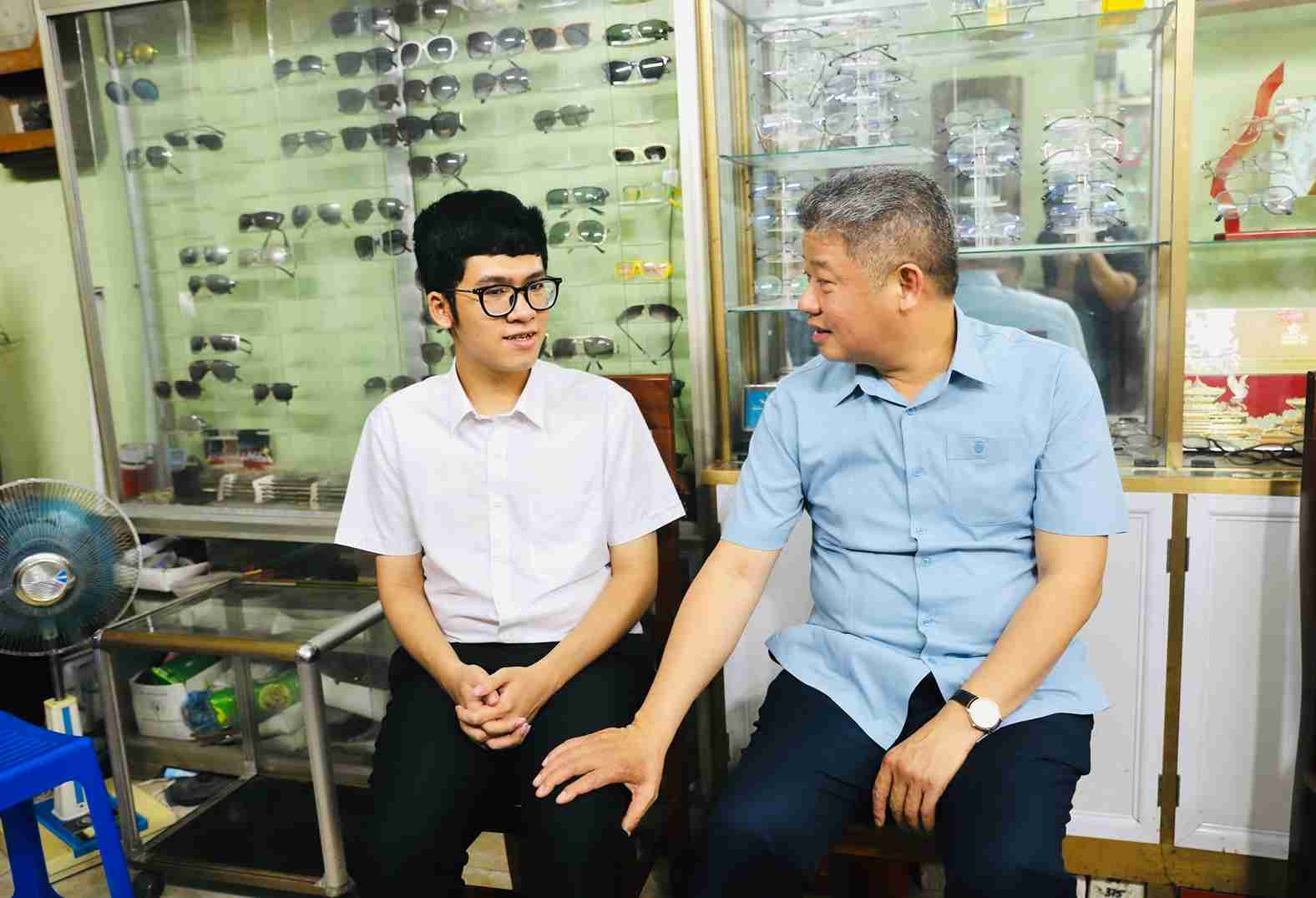 Lãnh đạo tỉnh Hưng Yên hỏi thăm, trò chuyện và chúc mừng em Hoàng Quang Minh sau thành tích thủ khoa toàn quốc tổ hợp A01. Ảnh: Xã Ân Thi