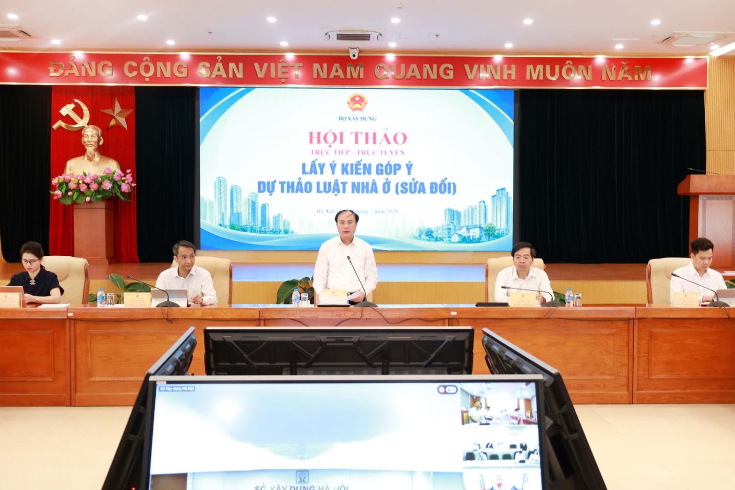Thứ trưởng Bộ Xây dựng Nguyễn Văn Sinh chủ trì hội thảo. Ảnh: Trần Đình Hà