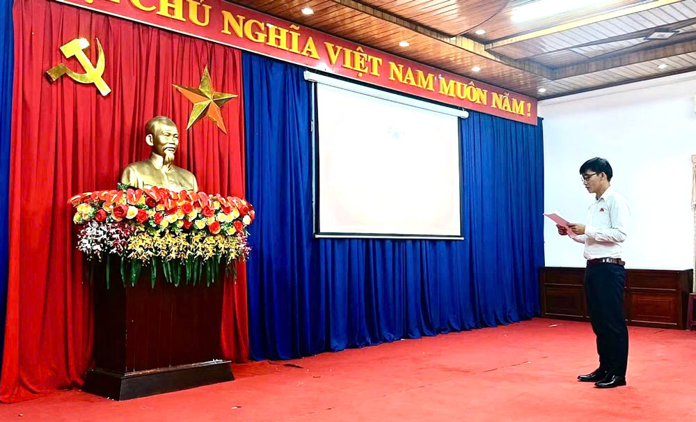 The Party Cell of Phan Ngoc Anh Construction Materials Co., Ltd. admits Party members to the outstanding masses Mai Nang Lenh, a member of the company's grassroots Trade Union. Photo: Da Nang Trade Union