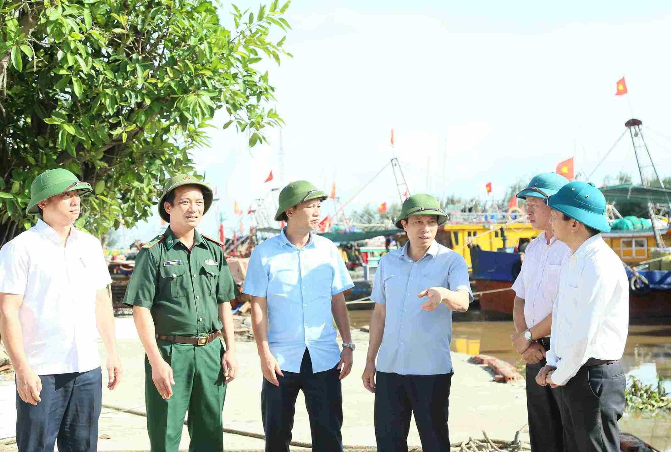 Phó Chủ tịch UBND tỉnh Lại Văn Hoàn kiểm tra công tác neo đậu tàu thuyền tại cảng cá Cửa Lân, xã Nam Cường. Ảnh: Tất Đạt