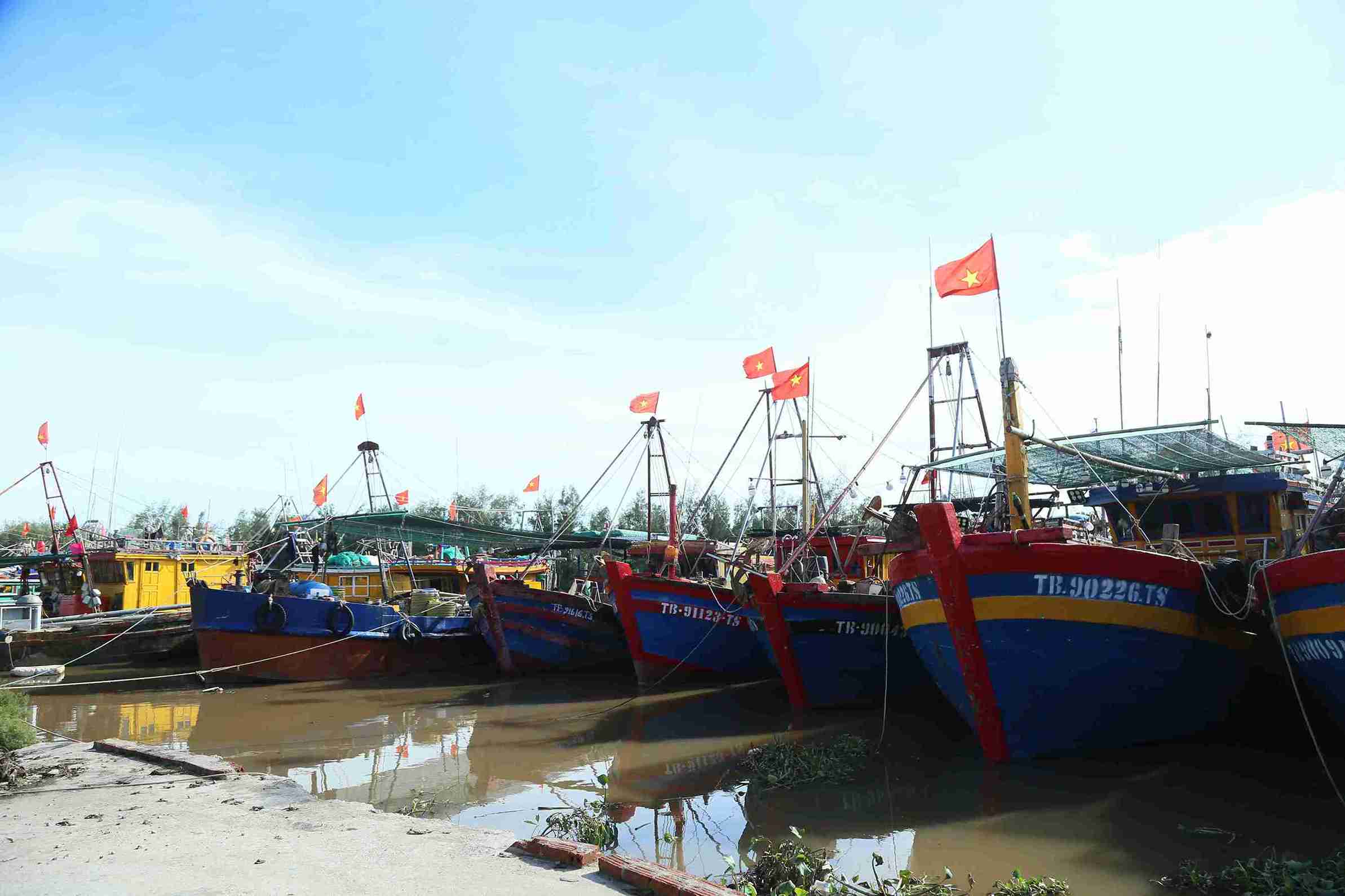 Fishing boats of Hung Yen fishermen anchored to avoid storm No. 1 at Cua Lan fishing port, Nam Cuong commune. Photo: Tat Dat