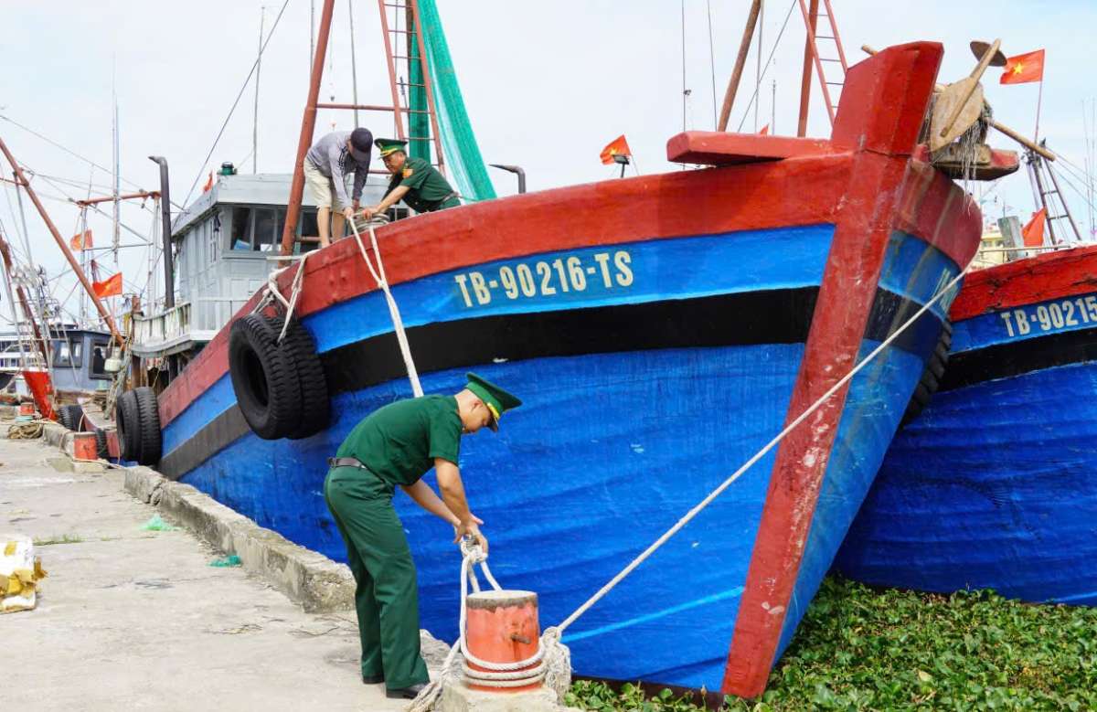 Fishermen in Thai Thuy commune, Hung Yen province reinforce boats to respond to storm No. 1. Photo: Ha Vi