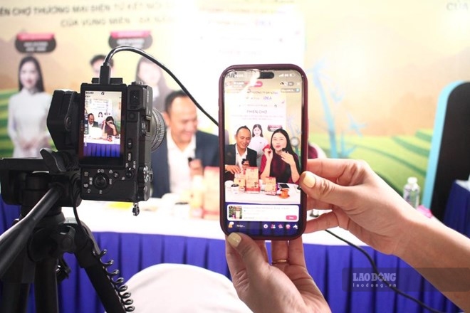 Regional specialties are promoted on digital platforms at the E-commerce Fair connecting traditional products of Da Nang region 2026. Photo: Thanh Huyen