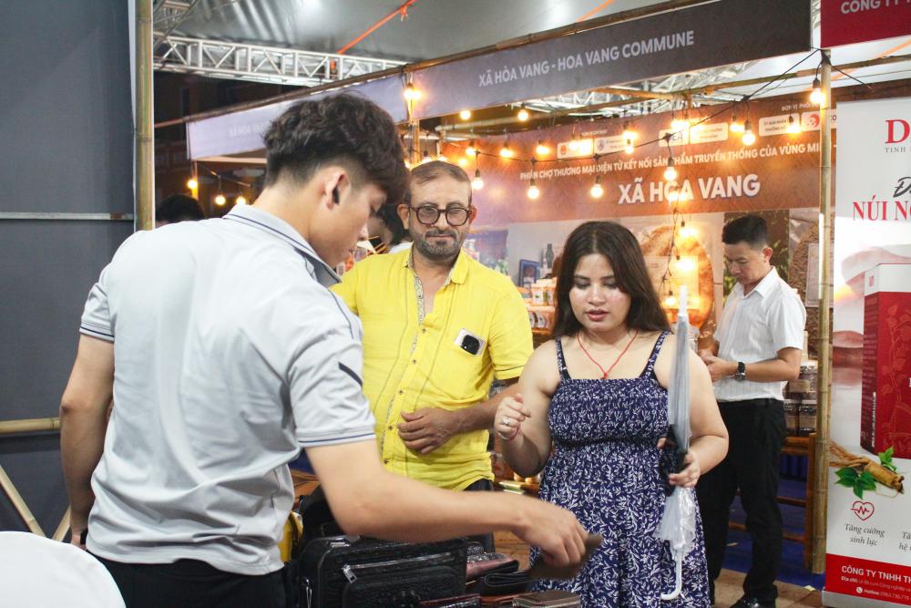 Phiên chợ phục vụ khách du lịch trong và ngoài nước. Ảnh: Thanh Huyền