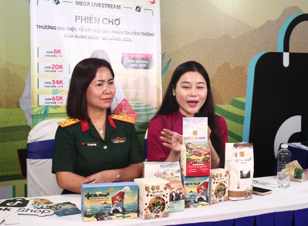 Các phiên livestream bán hàng tại phiên chợ. Ảnh: Thanh Huyền