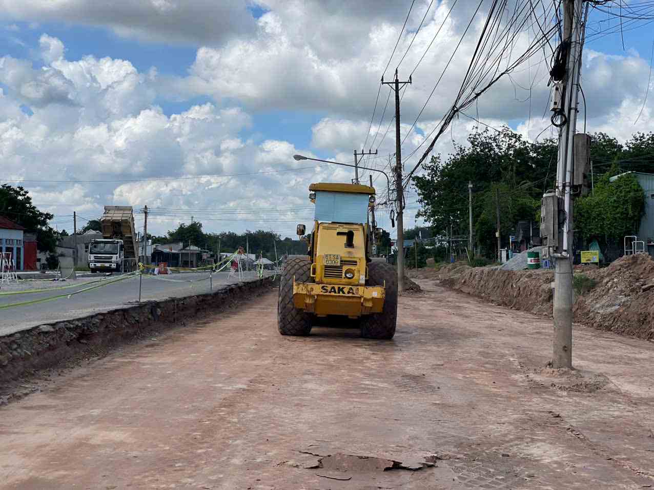 Hạ tầng lưới điện vẫn chưa được di dời để nhường mặt bằng thi công mở rộng đường ĐT 748. Ảnh: Đình Trọng