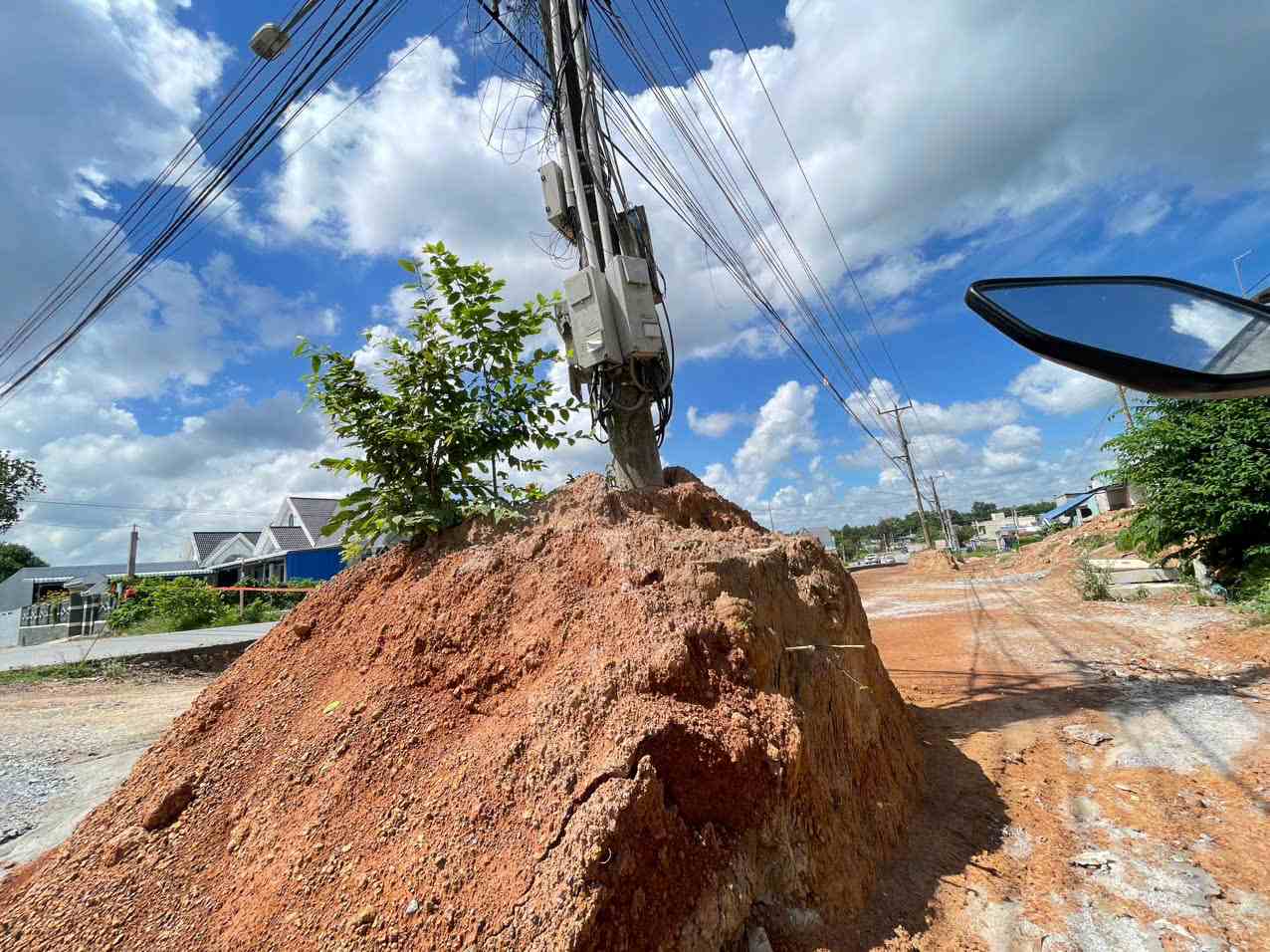 Trụ điện vẫn nằm trong