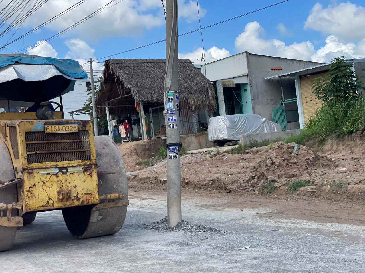 Các trụ điện trên đường tiềm ẩn nguy hiểm cho người dân. Ảnh: Đình Trọng