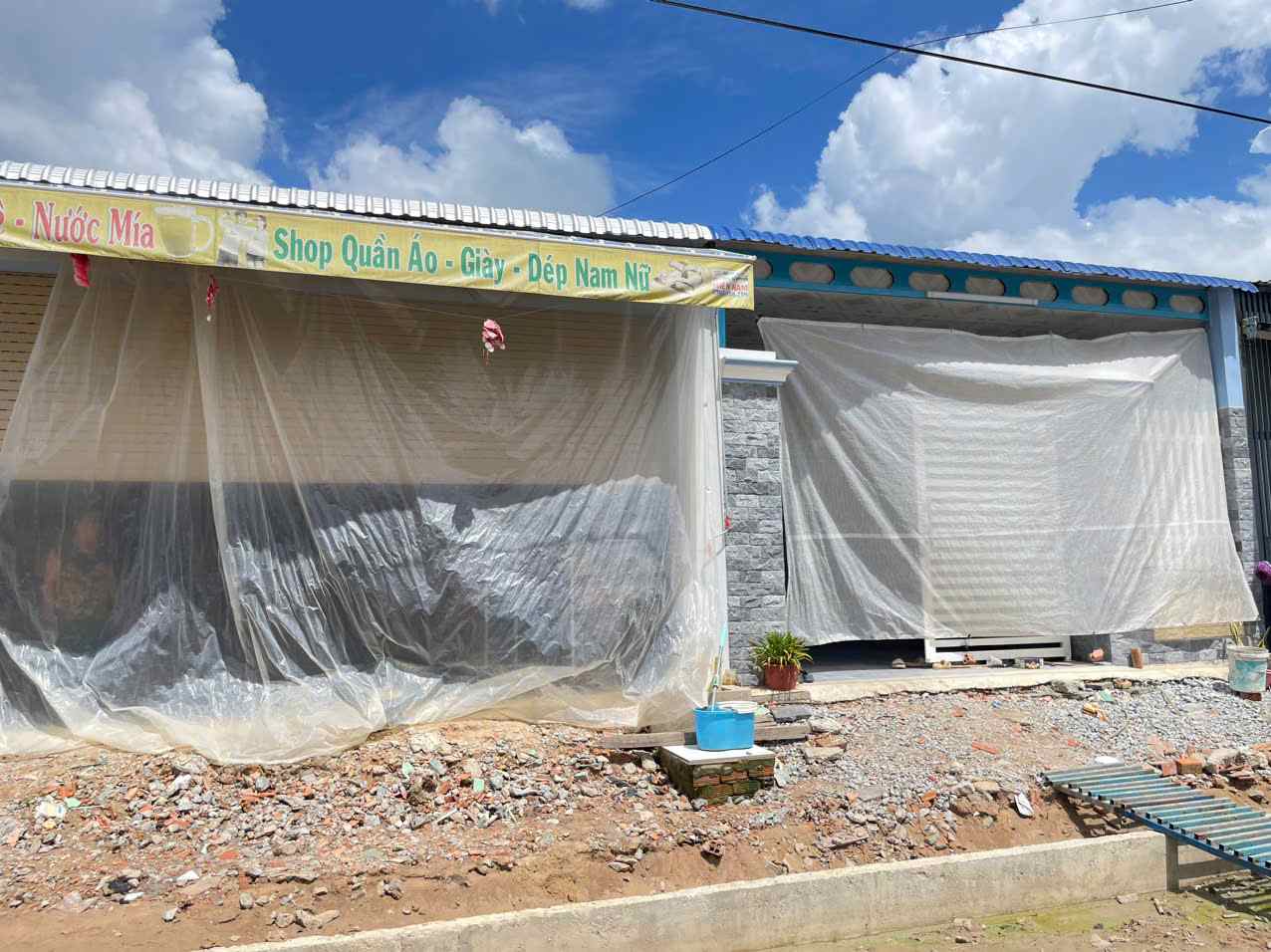 Trắng nặng, bụi bay vào nhà, người dân ùng nilong che kín phía trước. Các hộ dân cũng không thể kinh doanh, buôn bán. Ảnh: Đình Trọng