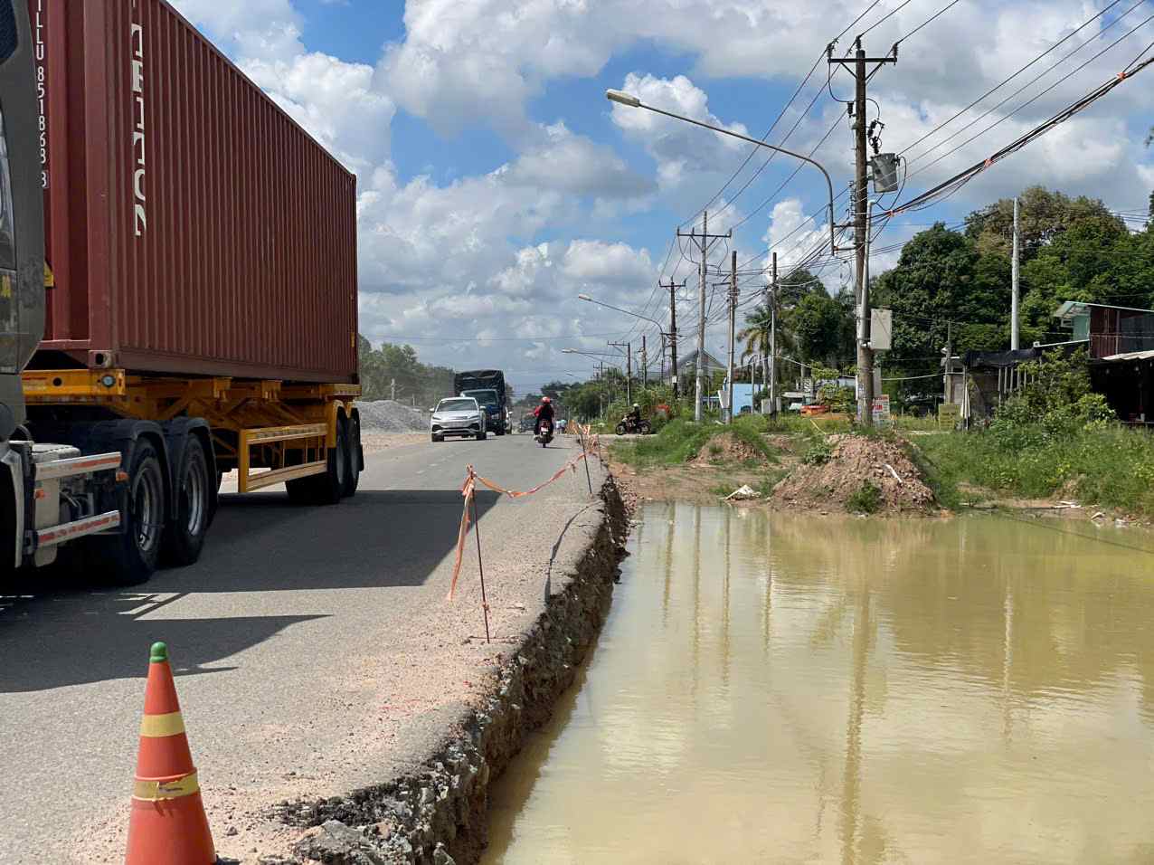 Ngay sát đường đi là hố nước sâu, gây nguy hiểm cho người dân. Ảnh: Đình Trọng