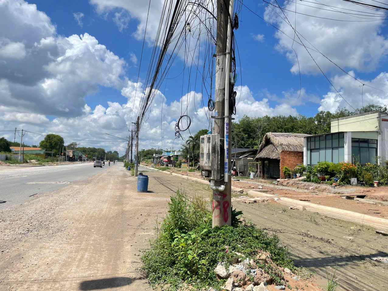 Project to expand DT 748 road section passing through Long Nguyen ward, Ho Chi Minh City. Photo: Dinh Trong