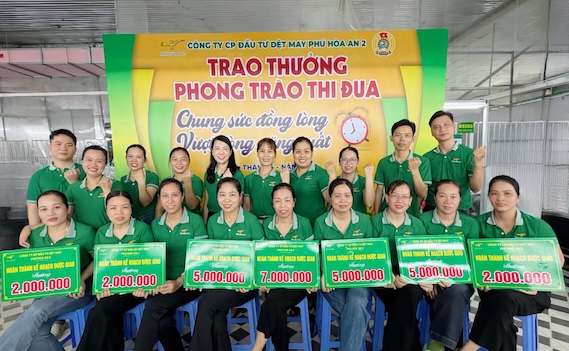 Awarding June emulation prizes at Phu Hoa An Textile and Garment Investment Joint Stock Company 2. Photo: Grassroots Trade Union