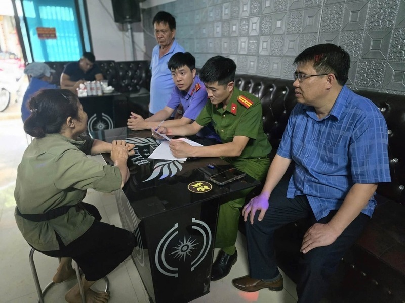 The working group worked with related people to verify the incident after white foam appeared on the Ky Cung River. Photo: CALS