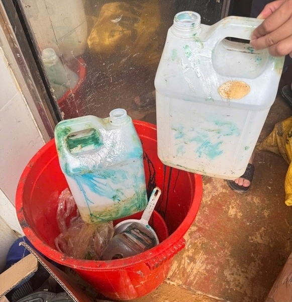 Các can chứa dung dịch được lực lượng chức năng phát hiện, thu giữ tại hiện trường. Ảnh: CALS
