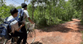 The journey to become provincial valedictorians of a pair of close friends on an old bicycle. Photo: Hung Tho