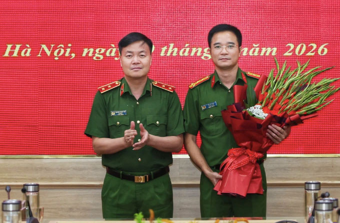 Trung tướng Nguyễn Ngọc Vân tặng hoa chúc mừng Đại tá Vũ Cao Sơn nhận quyết định biệt phái. Ảnh: Bộ Tư lệnh CSCĐ