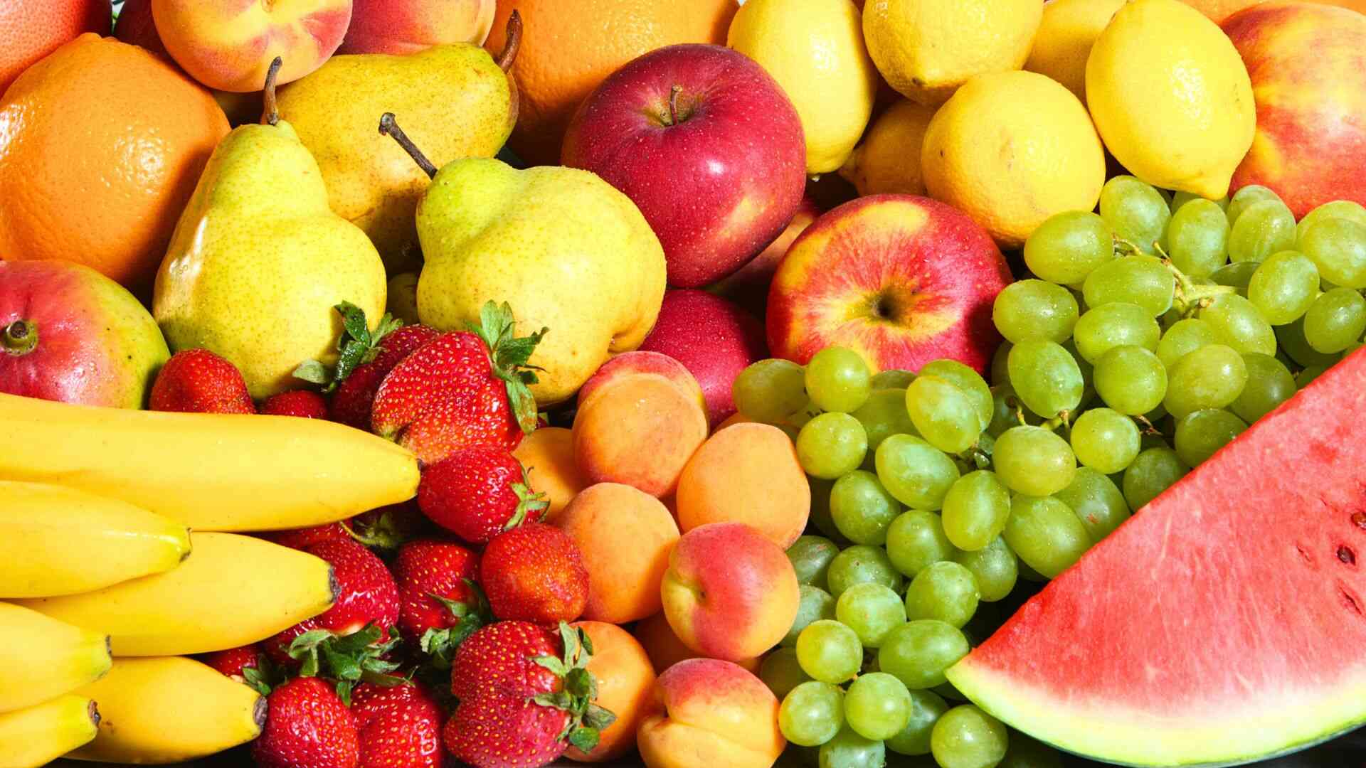 Supplementing with abundantly hydrated fruits can help balance electrolytes, stabilize blood pressure and reduce the risk of heatstroke. Photo: Canva