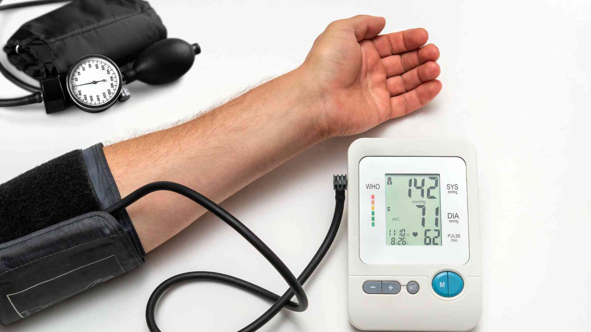 高血圧の人は、自宅で血圧をチェックする習慣を維持し、アルコールを制限する必要があります。グラフィック写真:フオン・ソン