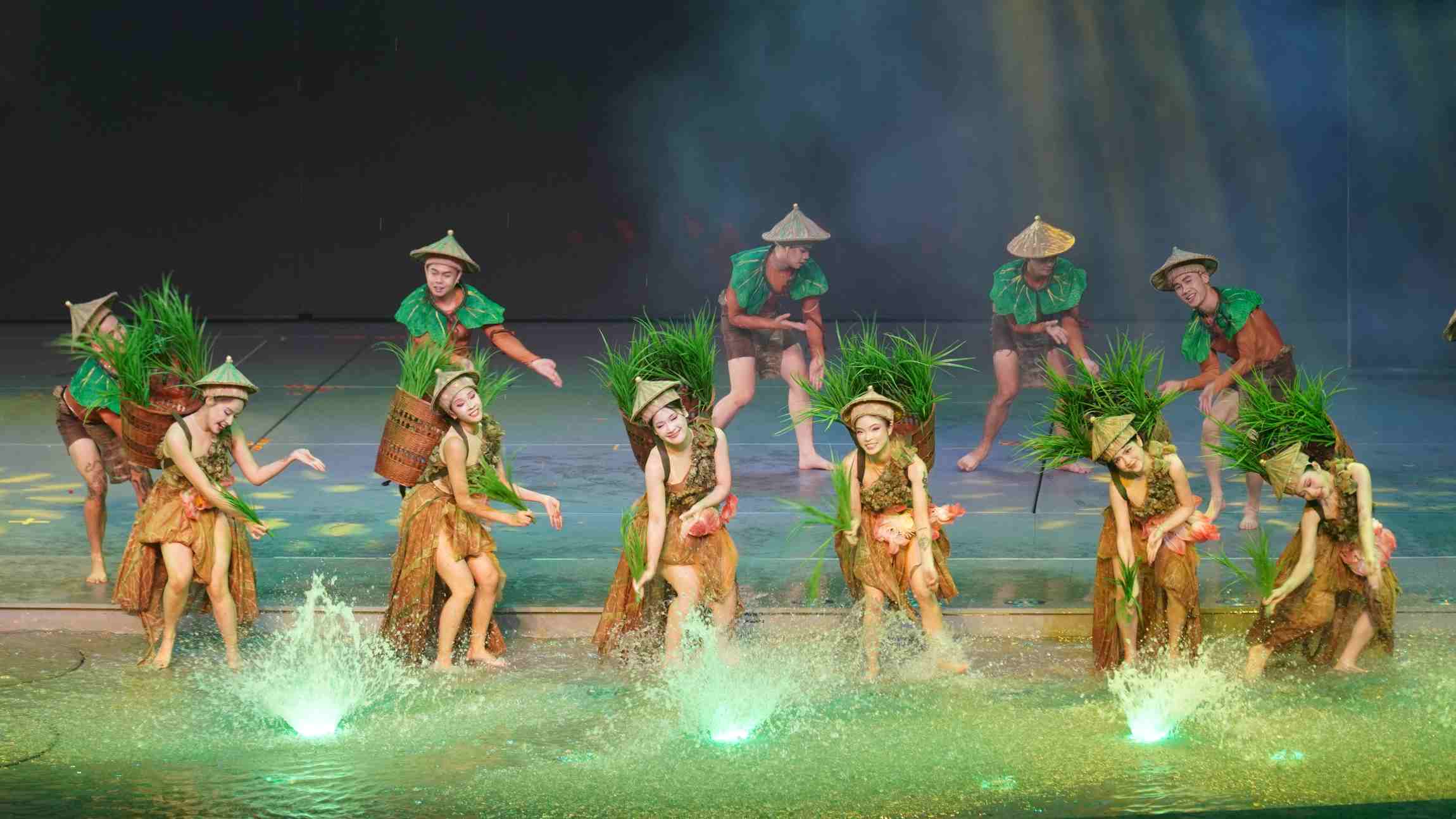 Một số hình ảnh trong show diễn. Ảnh: Minh Vũ