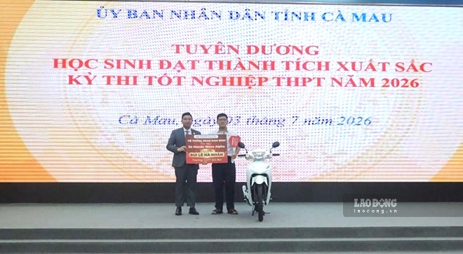 The prize for the valedictorian is a sponsor's motorbike and a scholarship Photo: Nhat Ho.