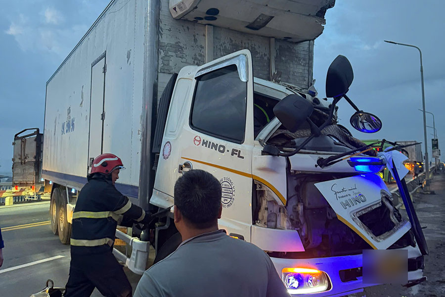 Fire and Rescue Police approach the scene, rescuing victims trapped inside the cabin of the accident car. Photo: Police provided