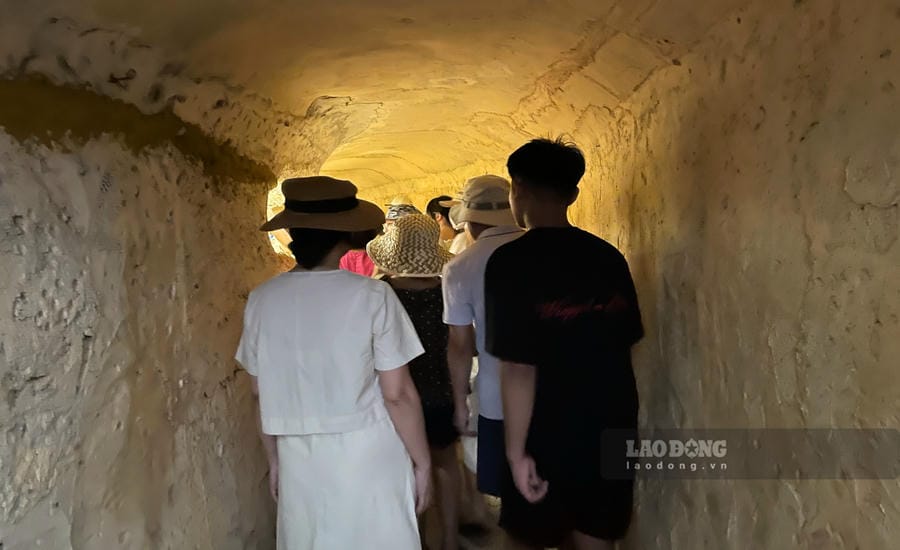 Tourist groups from all over the country experience the rebuilt tunnel at Phu Quoc Prison in the historic July days. Photo: Thanh Binh