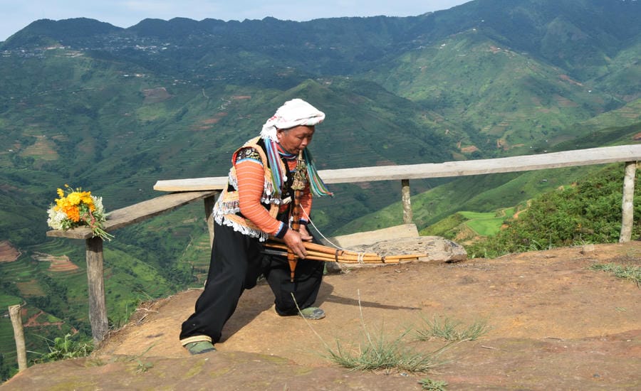 Le khèn Mông est interprété au site touristique de la colonne vertébrale du dinosaure de la commune de Tà Xùa, province de Sơn La. Photo: Trường Sơn