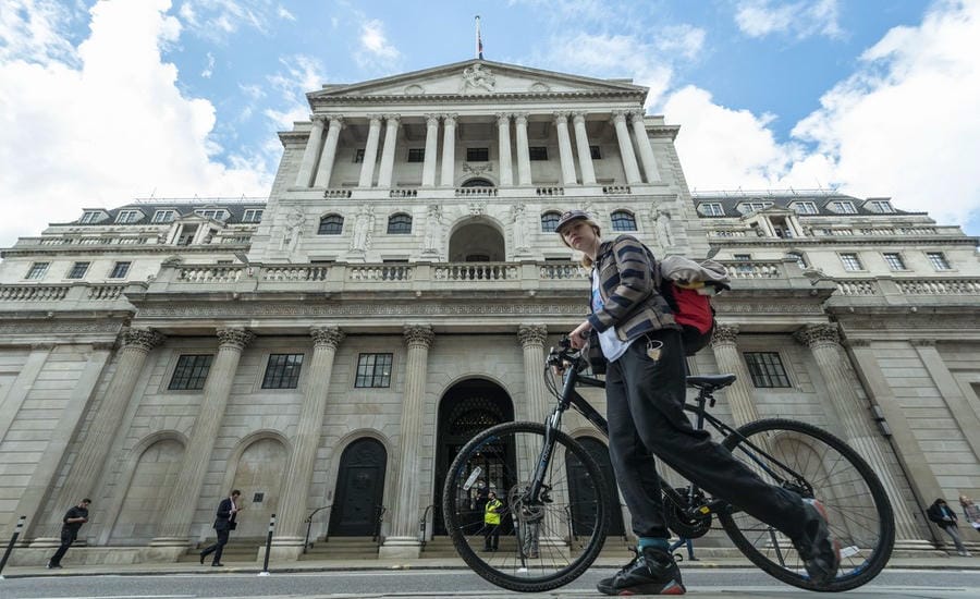 Amidst the hustle and bustle of London, bicycles or electric bicycles are not only a means of transportation but also associated with work and livelihoods for many young people. Photo: Xinhua
