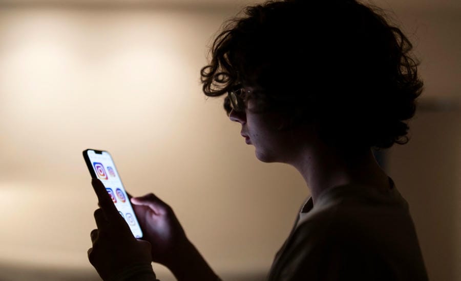 More and more countries are banning children from using social networks. Photo: AFP