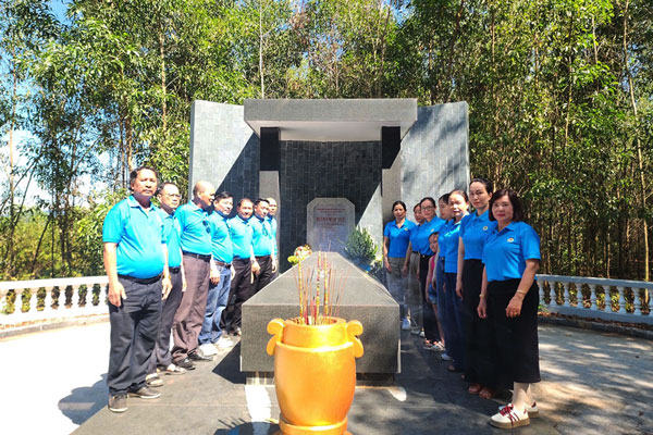 Công đoàn xã tổ chức chương trình “Hành trình về nguồn - Thăm địa chỉ đỏ” dành cho cán bộ công đoàn. Ảnh: Diệu Phúc (Công đoàn Núi Thành)