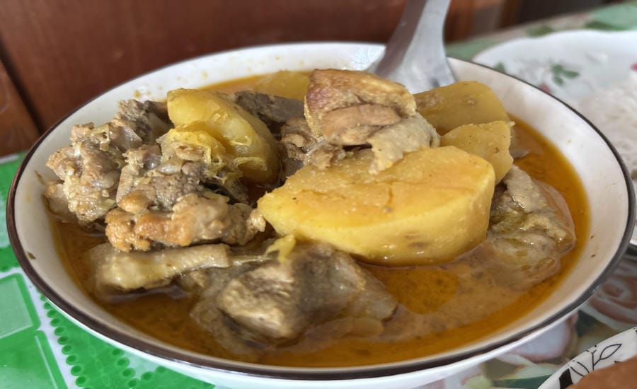 Món cà ri vịt miền Tây béo ngậy, đậm đà, thơm ngon nức mũi, thường ăn chung với bánh mì hoặc bún, đã trở thành hương vị khó quên của những ngày sum họp. Ảnh: Hàn Lâm