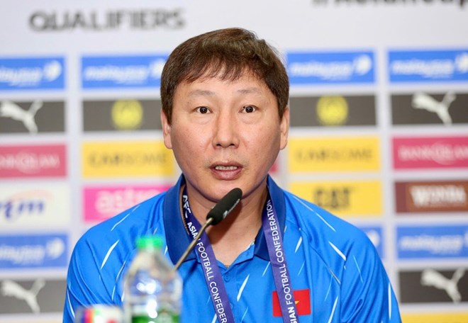 Coach Kim Sang-sik will hold a press conference before the Vietnam - Singapore match. Photo: Minh Dan