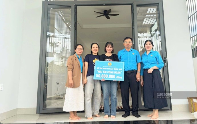 LĐLĐ tỉnh Đắk Lắk bàn giao nhà cho công nhân Nguyễn Thị Thu Hiền. Ảnh: Công đoàn Đắk Lắk
