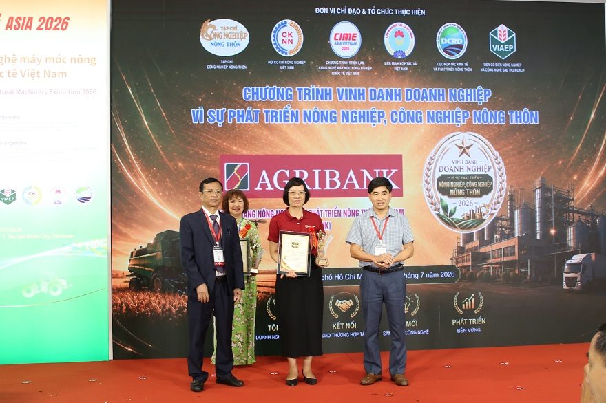 Agribank representative receives the 2026 Enterprise for Agriculture and Rural Industry Development Medal. Photo: Agribank