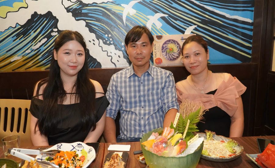 Ms. Vu Thi Tuyet's family enjoys a time of bonding after busy days. Photo: Character provided