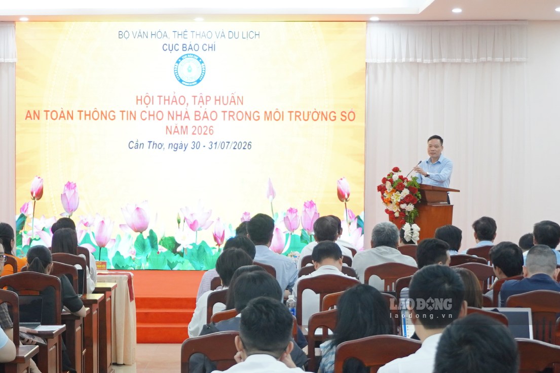 Raising awareness of information security for journalists in the digital environment. Photo: Ta Quang