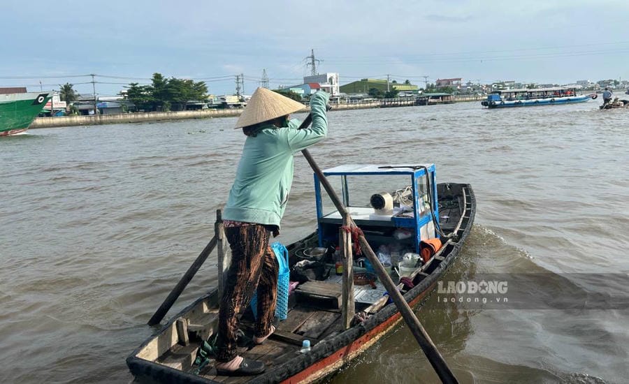 Giữa nhịp sống đổi thay, những người phụ nữ bên mái chèo vẫn lặng lẽ mưu sinh. Ảnh: Lương Hạnh