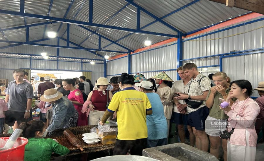 Domestic and international tourists visit and shop at Cai Rang floating market. Photo: Luong Hanh