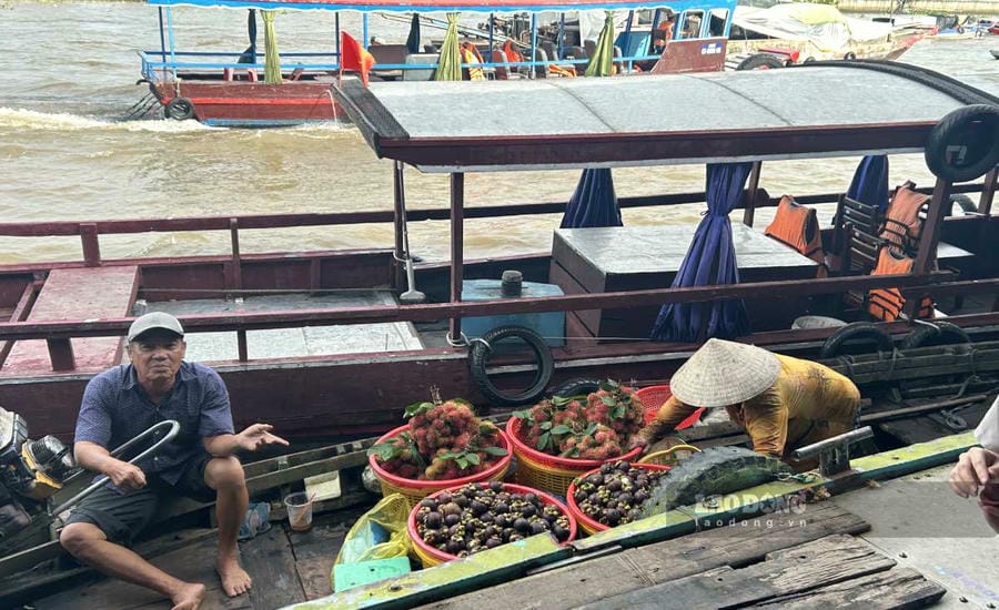 Những chuyến ghe xuôi ngược dòng sông Cần Thơ mang hàng hóa tỏa đi khắp nơi, qua bao đời nay đã hình thành một “nền kinh tế văn hóa sông nước”. Ảnh: Lương Hạnh