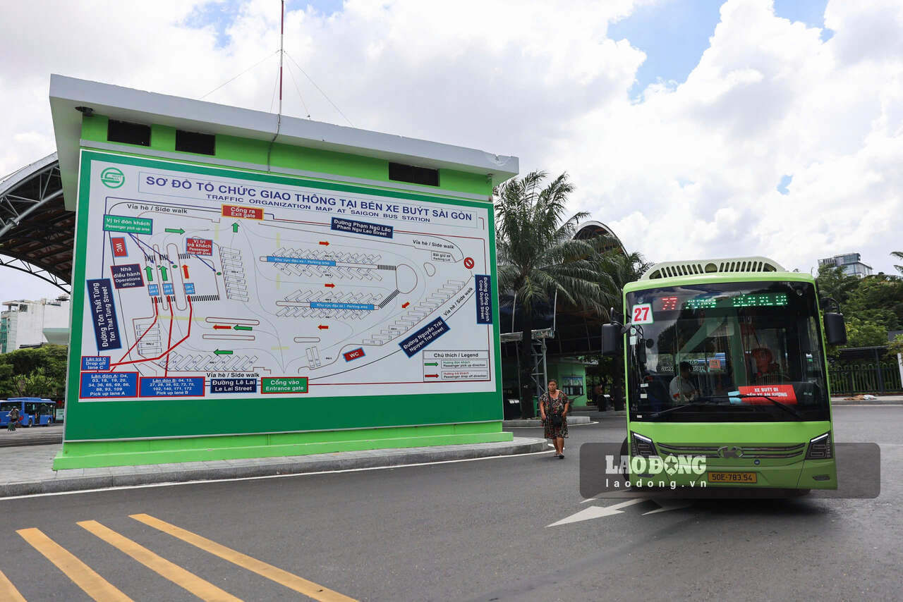 Taking the bus regularly, students have the opportunity to receive bus tickets to return home for Tet. Photo: Anh Tu