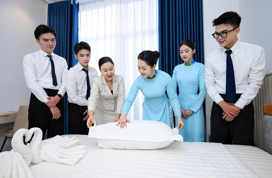 Students of Van Hien University practice room operations in a hotel simulation practice room system, meeting the practical requirements of businesses right from the lecture hall. Photo: Van Hien University