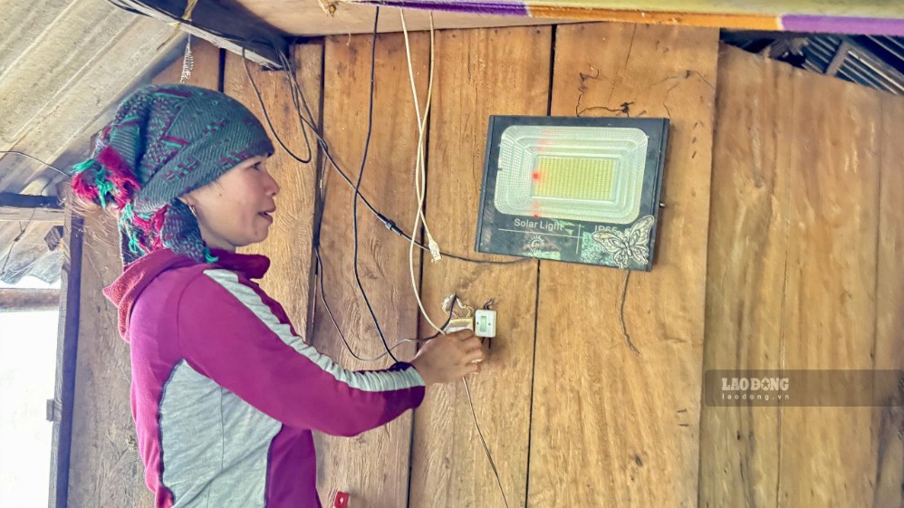 Without national electricity, solar power is currently a temporary solution to serve the living needs of many households in Nuoc Dang village, Dang Thuy Tram commune, Quang Ngai province. Photo: Dong Giang