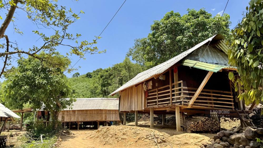 Người dân Đồng Lớn và Đèo Ải sinh sống dưới các sườn đồi, cách biệt với khu vực trung tâm bởi địa hình đồi núi. Ảnh: Đông Giang
