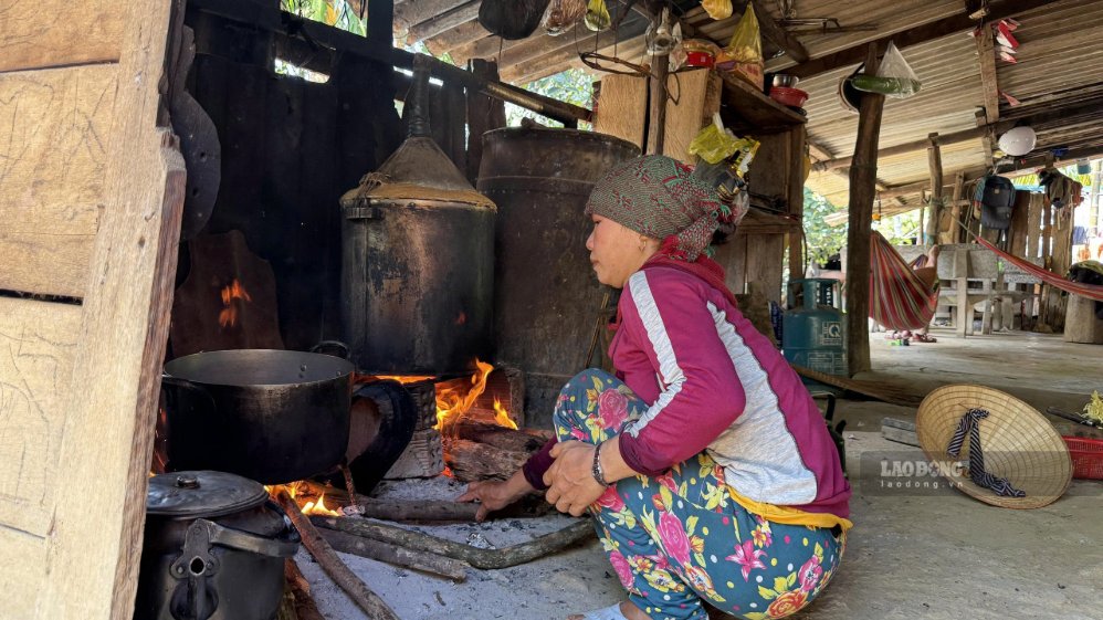Cuộc sống của nhiều hộ dân tổ Đồng Lớn và Tổ Đèo Ải, thôn Nước Đang còn nhiều khó khăn do chưa được tiếp cận điện lưới quốc gia... Ảnh: Đông Giang