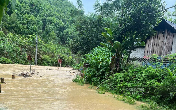 Rain and floods caused damage to 20 communes and wards in Lao Cai. Photo: Huong Tra