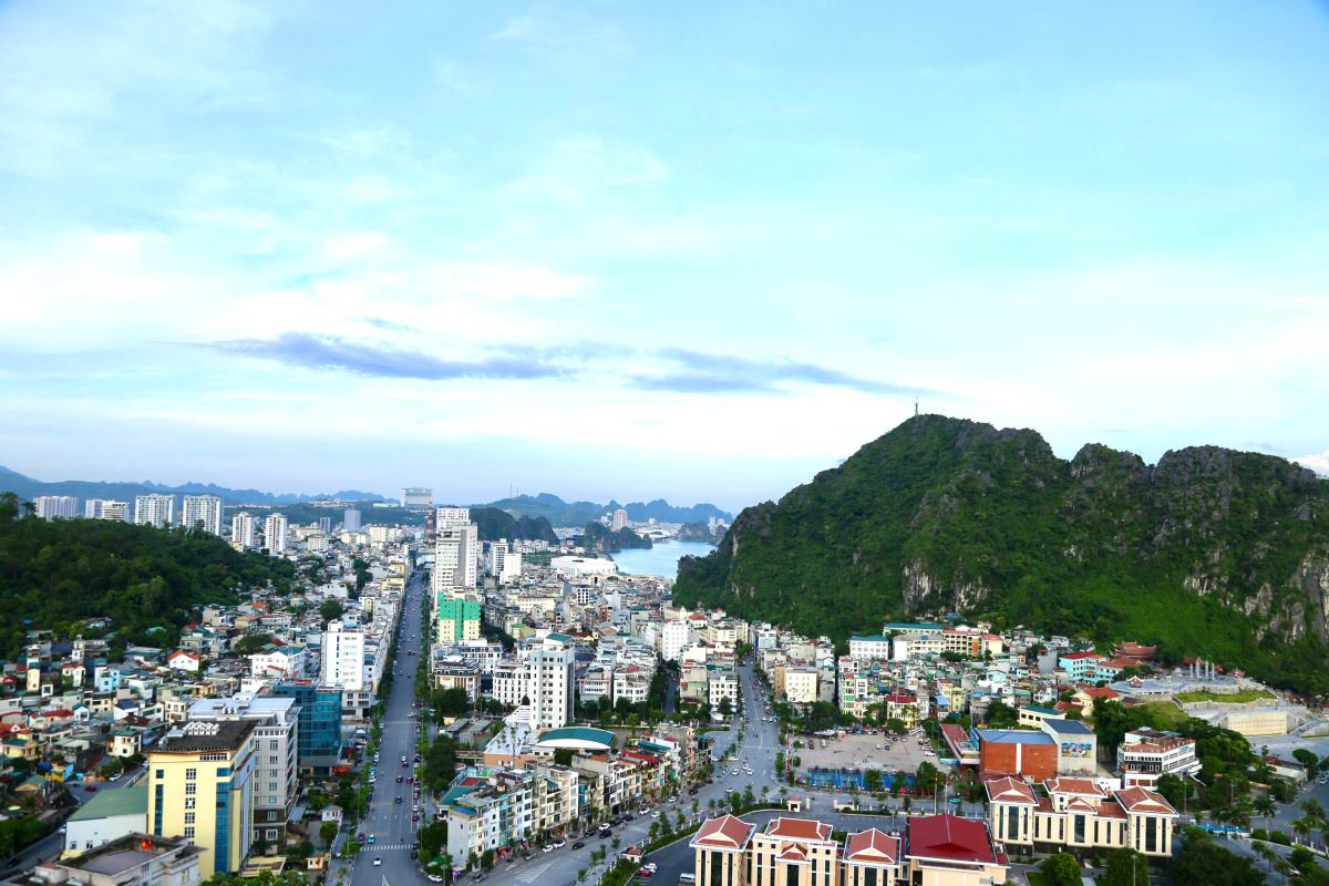 Quang Ninh teste le service de bus électriques gratuits pour transporter les élèves dans les quartiers de Ha Long, Hong Gai et Ha Tu, appartenant à l'ancienne ville de Ha Long. Photo: Thanh Tung
