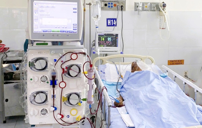 Continuous blood filtration saves a 98-year-old man bitten by wasp. Photo: Provided by Vietnam - Korea Hospital in Da Nang