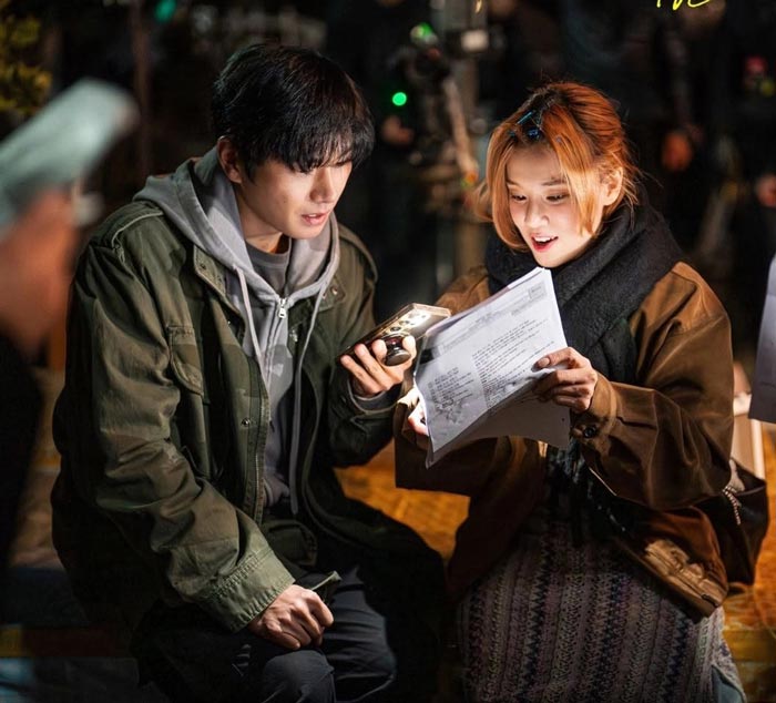 Actor Lee Yi Kyung in the movie "Mom, Come Home" is exchanging scripts with Hoang Yen Chibi. Photo: Film crew "Mom, Come Home" provided